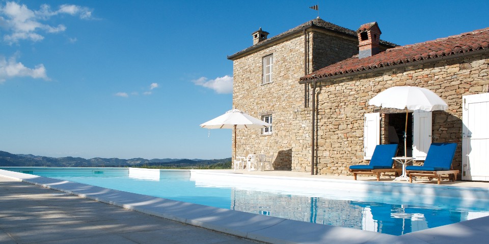 
			The pool measures 14 x 5 meters
			