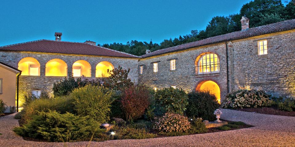 
			The inner courtyard in the evening
			