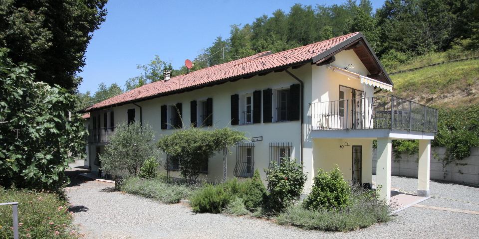 
			The country villa seen from the garden
			