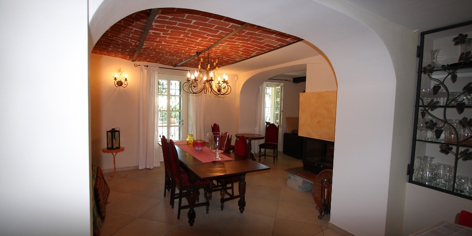 
			The dining room seen from the kitchen
			