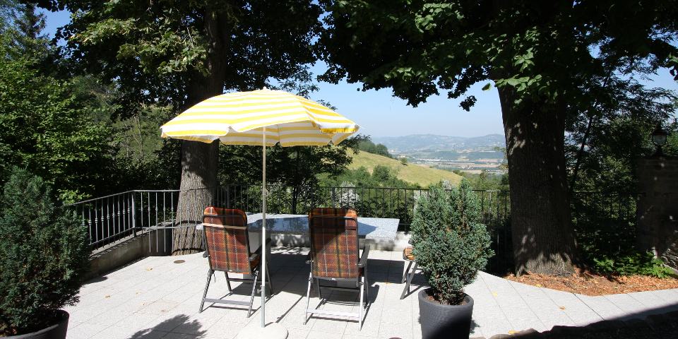 
			One of several outdoor seating areas, with a magnificent view to the west
			